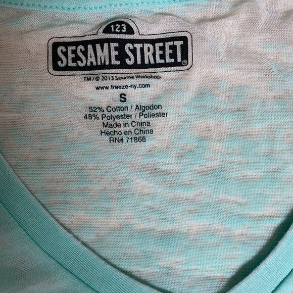 Sesame Street Graphic Tee V-Neck Short Sleeve Sz S #11C - Picture 5 of 6